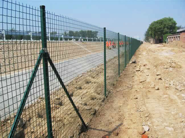 鐵絲網隔離柵圖片4 鐵絲網隔離柵圖片4