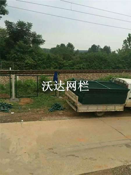 滬昆鐵路貴州段防護柵欄護欄網(wǎng)項目圖片3