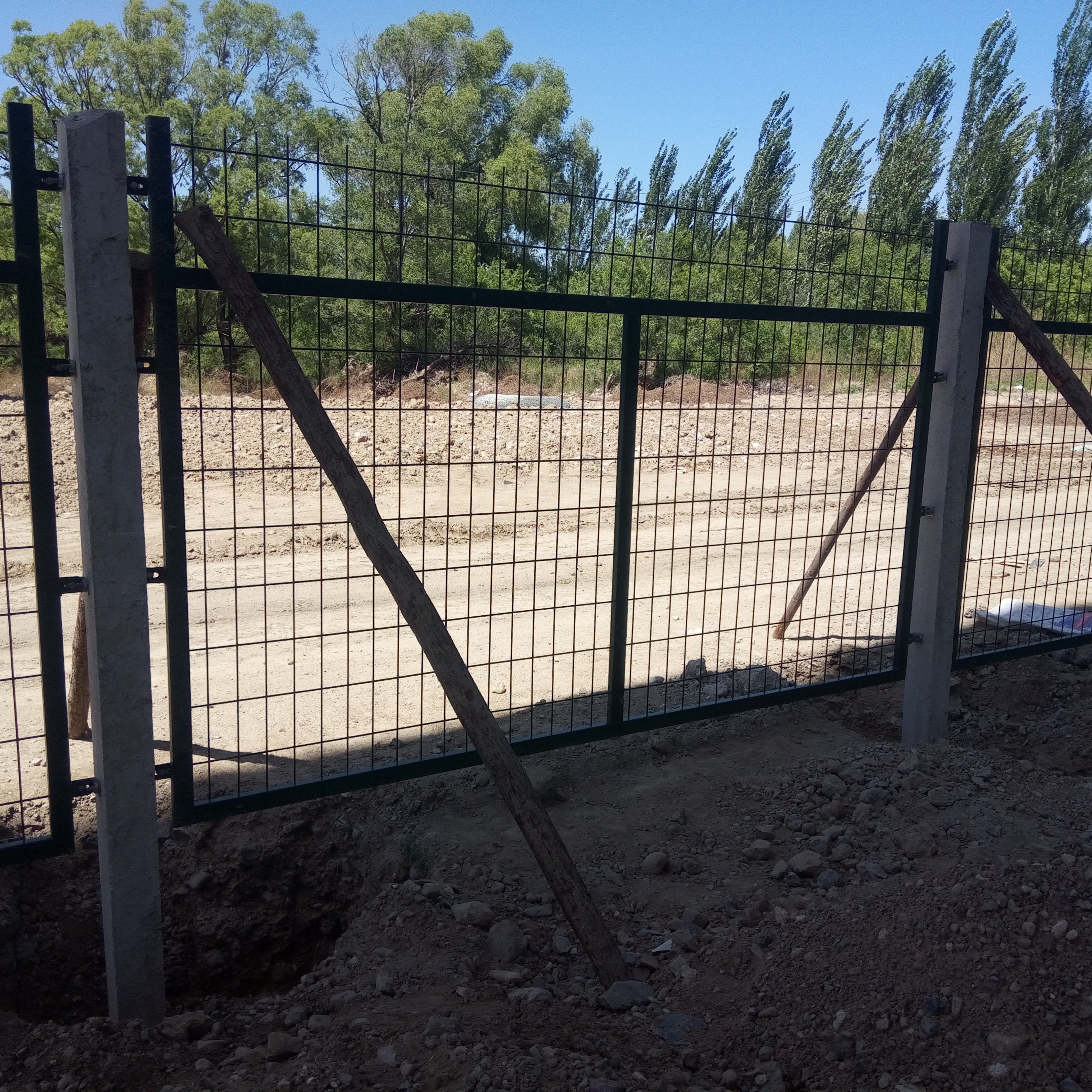 鐵路橋下防護(hù)柵欄圖片2