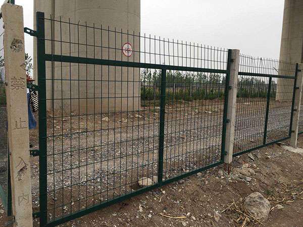 鐵路橋下防護(hù)柵欄圖片3