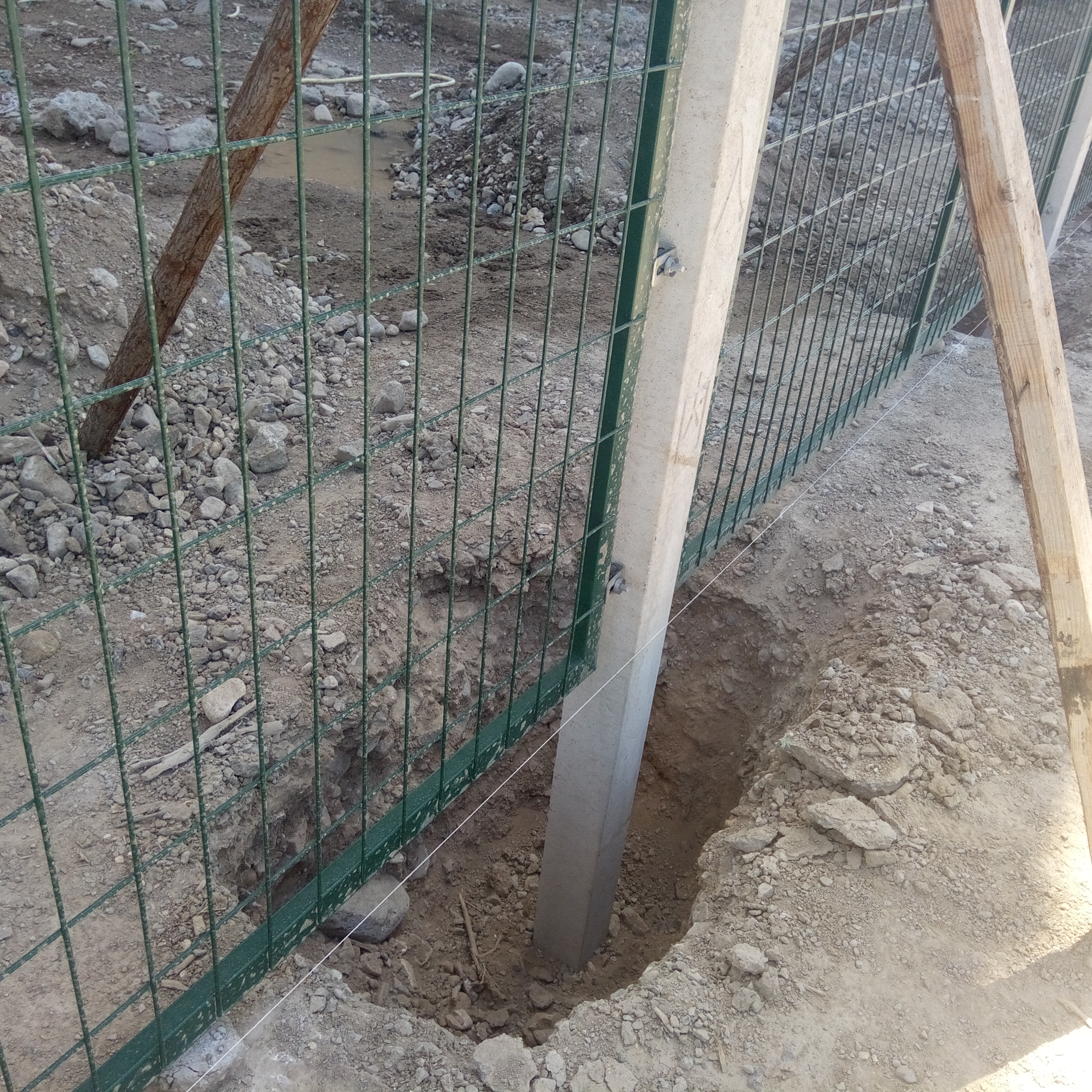 鐵路橋下防護(hù)柵欄圖片5