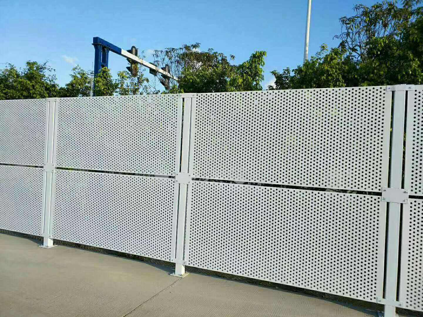 沖孔網(wǎng)護(hù)欄圖片3