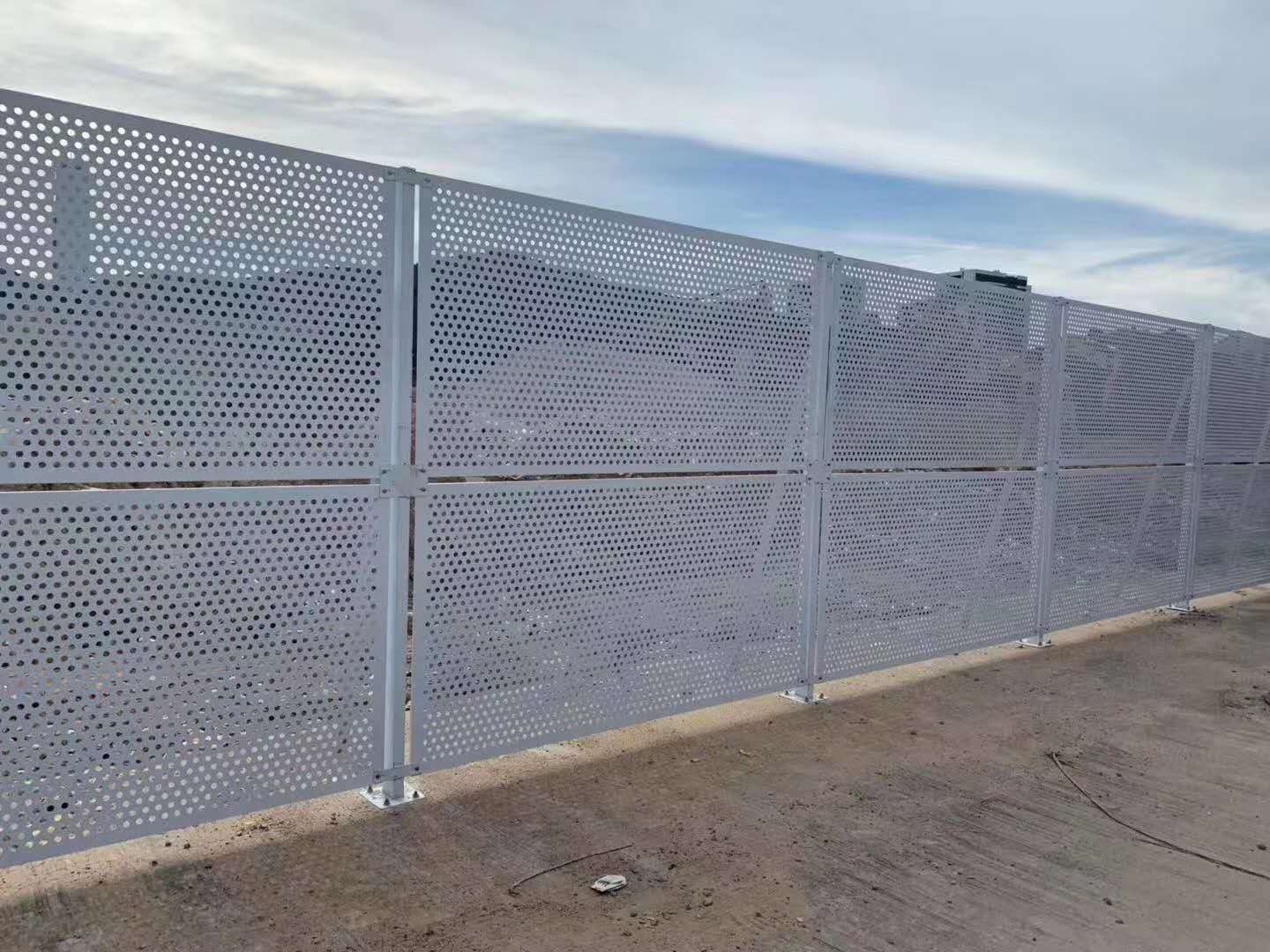 沖孔網(wǎng)護(hù)欄圖片4